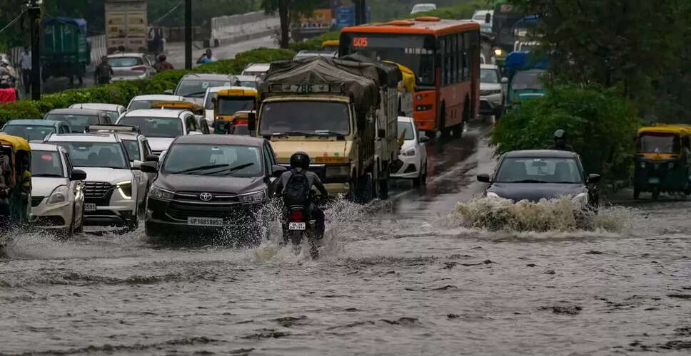 Karoli में भारी बारिश से प्राचीन परकोटे की ढही दीवार, सड़कें लबालब, बही कार