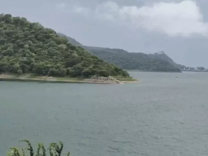 उदयपुर में बदला मौसम का मिजाज, सुबह से छाए बादल और चली ठंडी हवाएं; बारिश का इंतजार जारी
