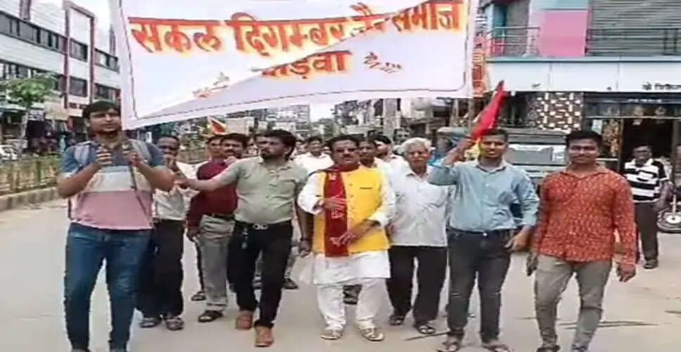 Dungarpur में जैन समाज ने सागवाड़ा में हत्याकांड के विरोध में निकाली आक्रोश रैली, कर्नाटक में जैन मुनि की हत्या का विरोध
