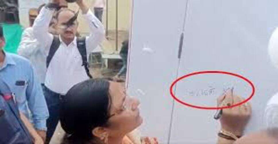 &lsquo;बेटी पढ़ाओ-बेटी बचाओ&rsquo; अभियान पर साधु महाराज का बयान चर्चा में, बहू शिक्षा पर दिया जोर