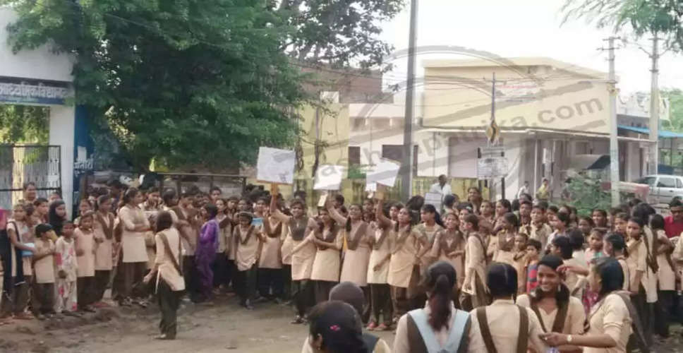 Bhilwara छात्रों ने 50 किमी पैदल चलकर किया प्रदर्शन, झुकी सरकार, मिले शिक्षक 