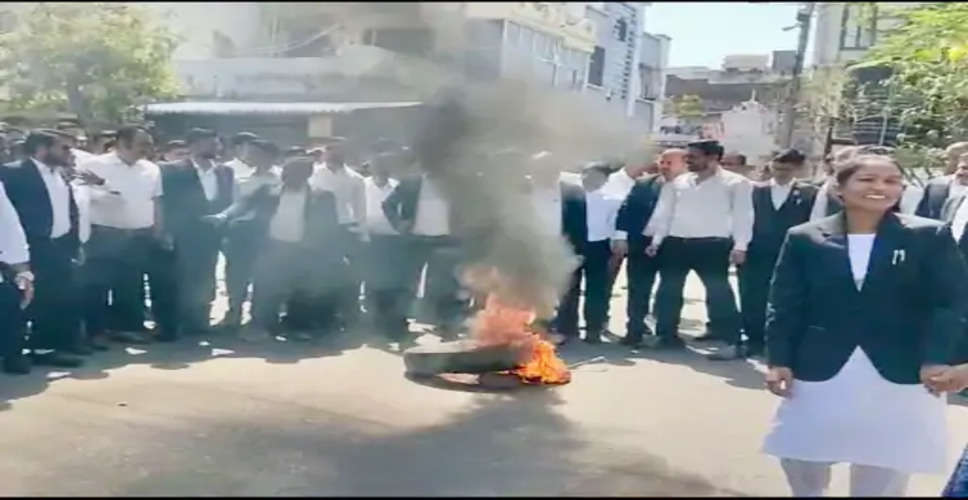 Bhilwara वकील के साथ दुर्व्यवहार को लेकर वकीलों ने टायर जलाकर किया विरोध 