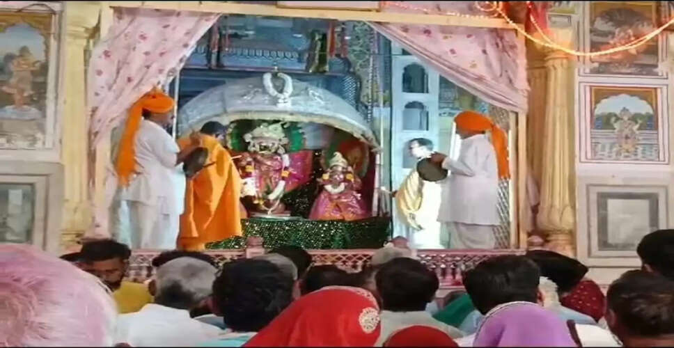 Karoli&nbsp;चांदी के हिंडोले में झूले मदनमोहन, जयकारों से गूंजा परिसर