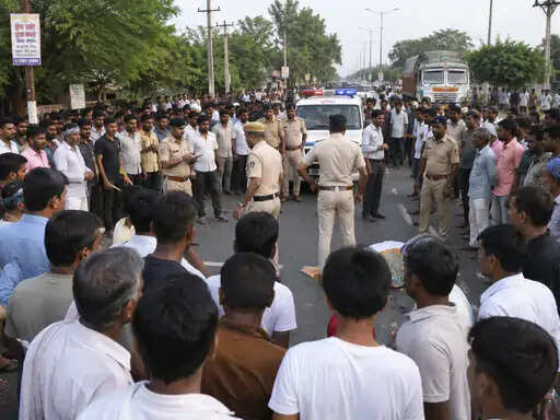 अजमेर में 6 साल की मासूम से छेड़छाड़ के आरोप पर बवाल: गुस्साए लोगों ने आरोपी की बाइक तोड़ी, कुएं में फेंकी; आरोपी फरार