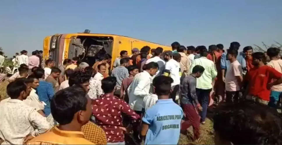 Ajmer Accident News: अजमेर में सवारियों  से भरी बस पलटी, हादसे में 2 लोगों की मौत 20 से ज्यादा घायल और 5 लोगों की हालत गंभीर