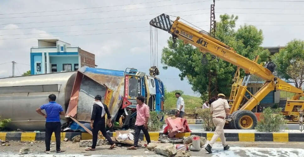 Rajasthan Breaking News: भरतपुर में दूध का टैंकर पलटने से बड़ा हादसा, टैंकर के नीचे दबने से 2 लोगों की दर्दनाक मौत और 3 गंभीर घायल