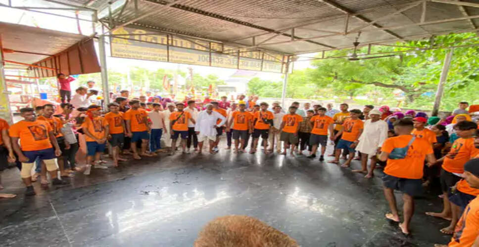 Karauli&nbsp;में कांवरियों का स्वागत किया , गूंजे भोले के जयकारे