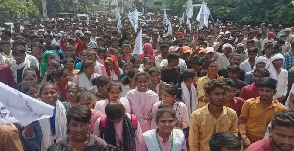 उदयपुर कलेक्ट्रेट के बाहर आदिवासी समाज का प्रदर्शन, युवक पर हमला करने वालों पर कार्रवाई की मांग