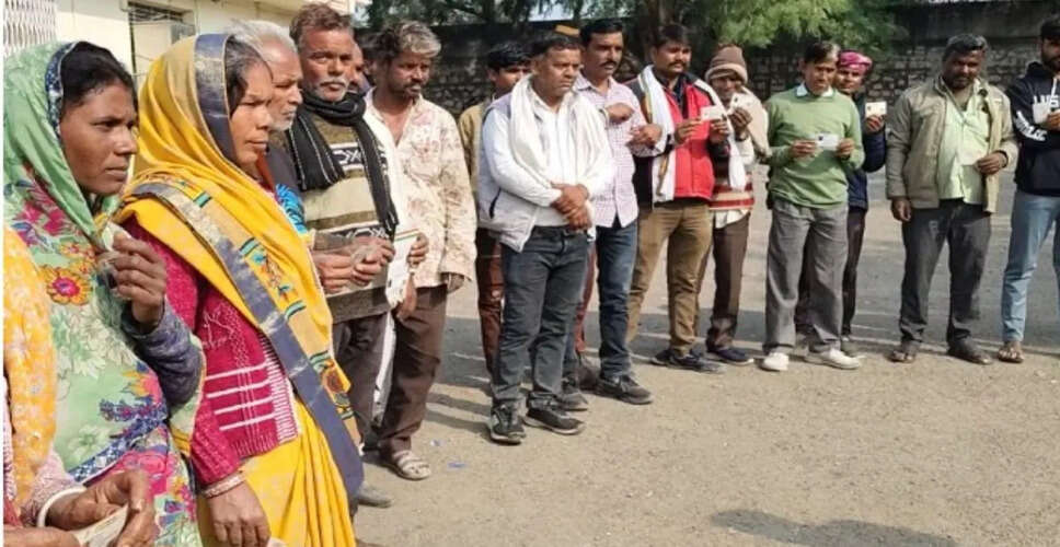 टोंक जिले में यूरिया खाद की किल्लत, किसान घंटों लाइन में लगने को मजबूर