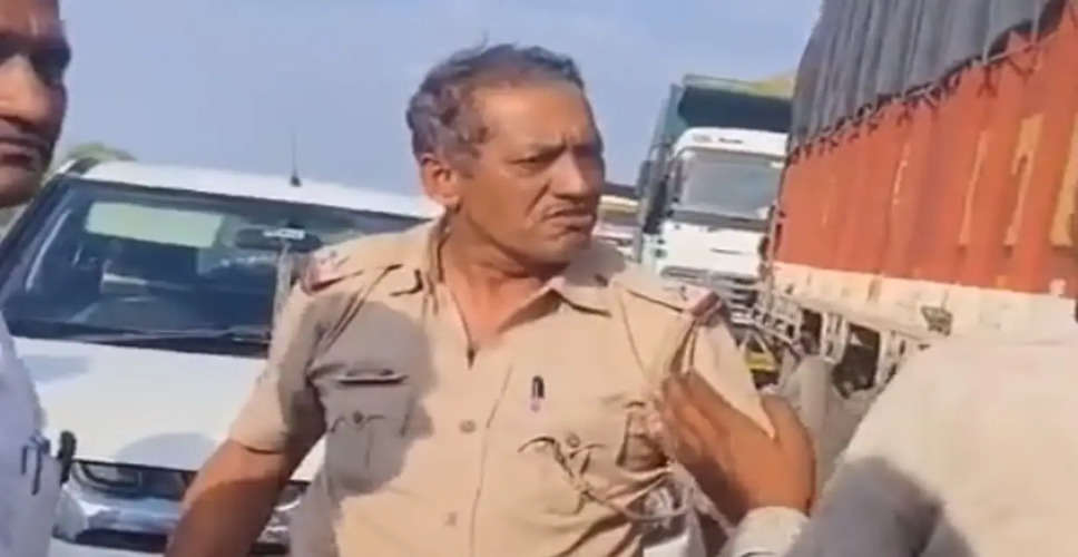 Jaipur बीच सड़क पर कार ड्राइवर ने पुलिसकर्मी को मारा थप्पड़, जानें मामला