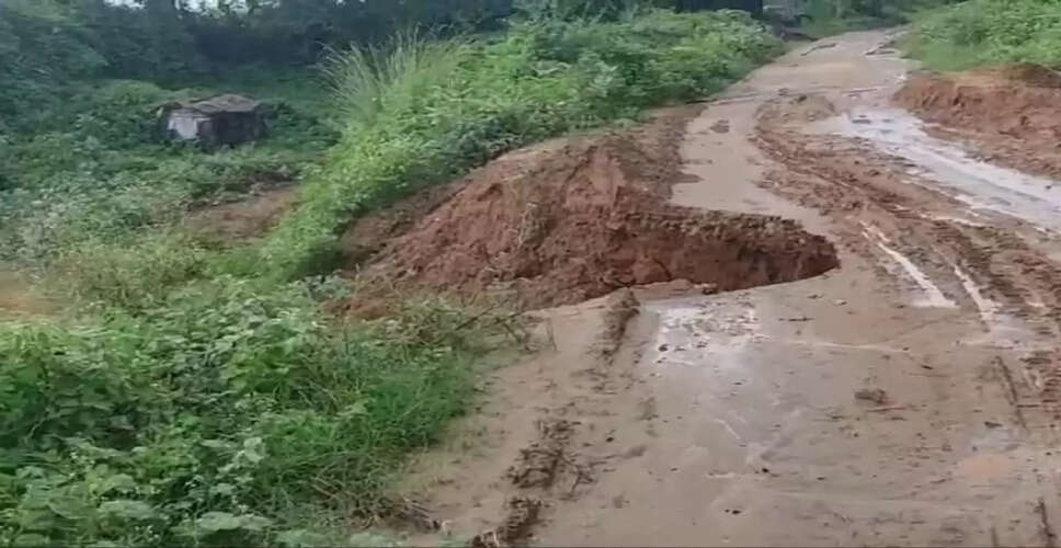 Karoli&nbsp;बारिश ने सड़कों को दिए जख्म, गड्ढों भरी हुई राह