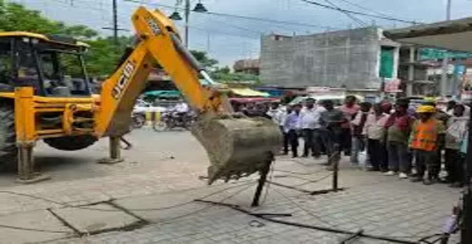 Karoli&nbsp;पुलिस बल की मौजूदगी में सड़क सीमा से हटाए कई पक्के अतिक्रमण