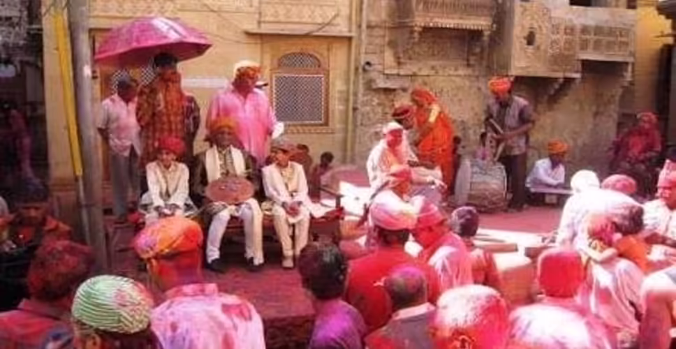 Jaisalmer&nbsp;में एकादशी के अवसर पर लोगो ने की&nbsp;रंगों की बौछार, राजा-मुकुट का दरबार धुलंडी में किले की बढ़ाता है शोभा&nbsp;