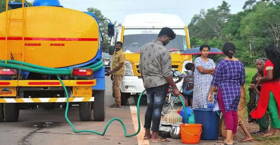 Hanumangarh पेयजल आपूर्ति सुचारू नहीं होने के कारण लोगों को टैंकर से मांगना पड़ रहा पानी