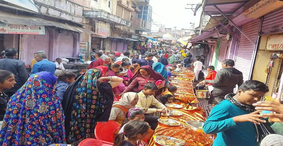 Karoli&nbsp;मकर संक्रांति पर कई स्थानों पर लगे लंगर, गरीबों को खिलाया भोजन