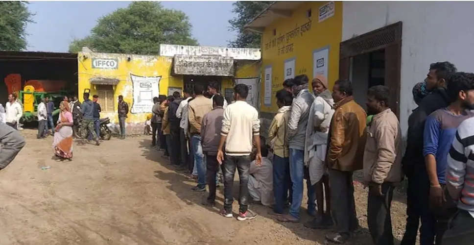 Pratapgarh में यूरिया के लिए संघर्ष जारी, किसानों को पड़ रहा घंटो लाइन में खड़ा 
