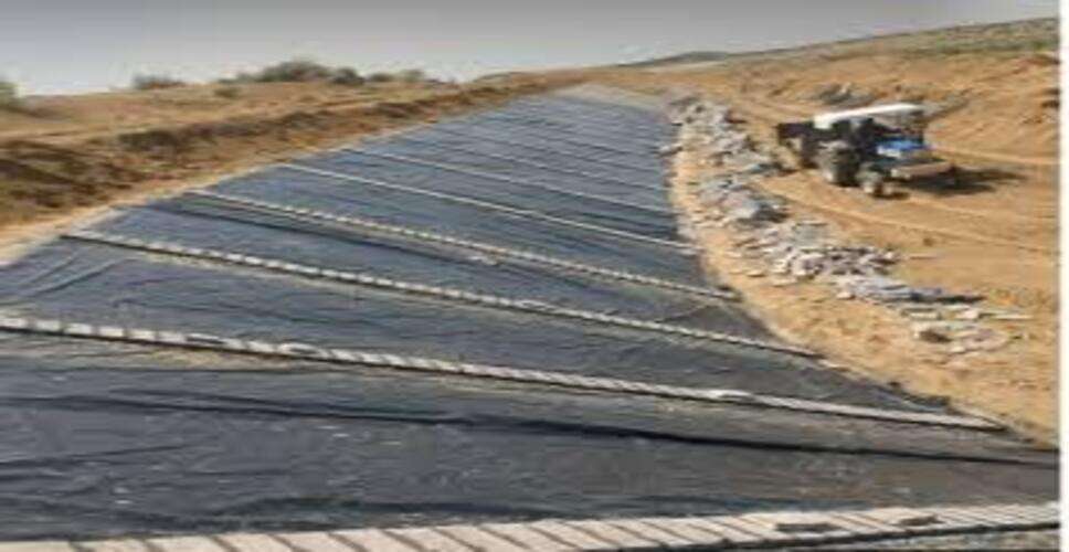 रेगिस्तान में 242 करोड़ की &lsquo;कृत्रिम झील&rsquo; बनी, दो शहरों की प्यास बुझाने की तैयारी; पानी रोकने को बिछाई गई प्लास्टिक शीट