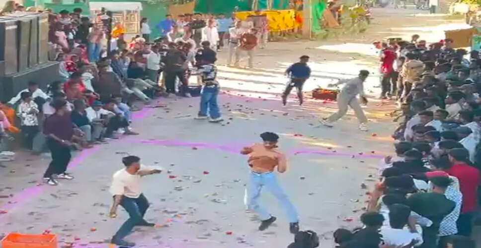 डूंगरपुर में होली पर टमाटरों की अनोखी राड़, युवाओं ने एक-दूसरे पर जमकर बरसाए टमाटर