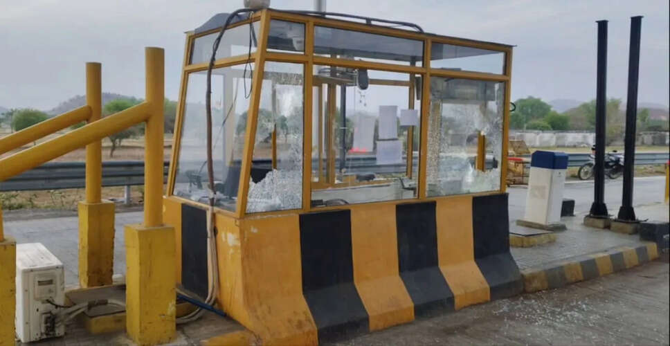 दिल्ली-मुंबई एक्सप्रेसवे पर हथियारों के साथ गुंडों की दबंगई! तोड़फोड़ के साथ टोलकर्मियों से की मारपीट, VIDEO वायरल&nbsp;