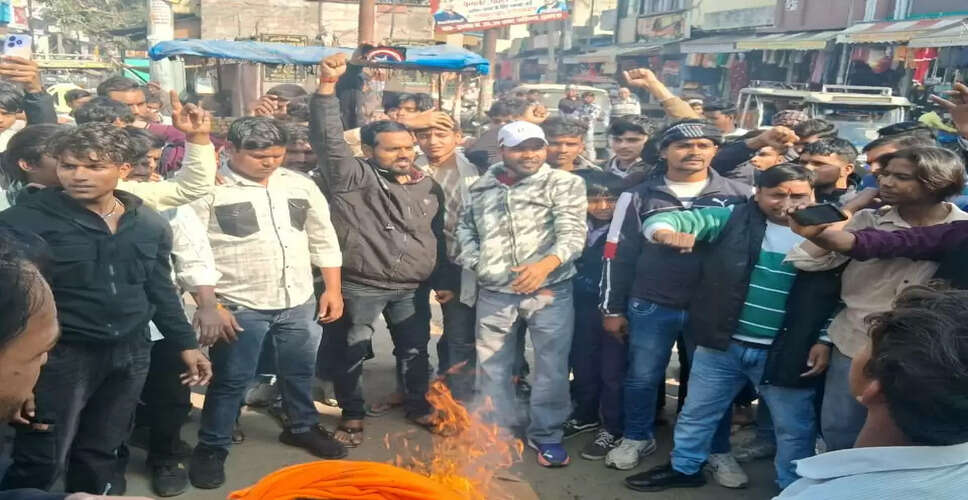 बांग्लादेश में हिंदू उत्पीड़न के विरोध में दौसा में प्रदर्शन, गांधी तिराहे पर फूंका पुतला