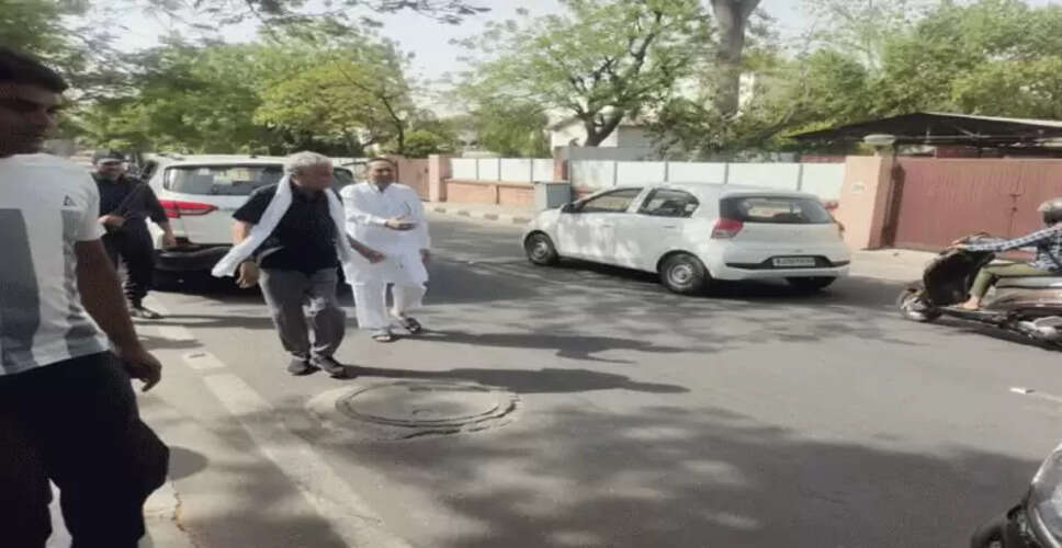 Rajasthan Breaking News: अजमेर में सांसद किरोड़ी लाल मीणा का हाईवोल्टेज ड्रामा, गाड़ी से निकल कर लगाई सड़क पर दौड़