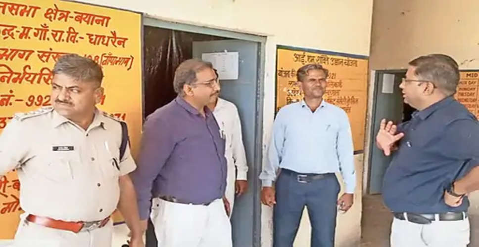 Bharatpur रुदावल में एसडीएम व सीओ ने मतदान केंद्रों का किया निरीक्षण 