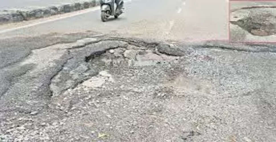 Sawaimadhopur&nbsp;में लालसोट कोटा मेगा हाईवे पर सड़क किनारे गड्ढे से हादसे की आशंका