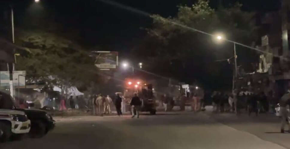 राजस्थान के Bhilwara जिले में पत्थरबाजी की घटना के बाद इलाके में तनाव का माहौल बन गया। घटना के बाद स्थानीय लोगों ने आरोपियों की जल्द गिरफ्तारी की मांग की है।  जानकारी के अनुसार जिले के एक क्षेत्र में दो पक्षों के बीच विवाद के बाद माहौल अचानक बिगड़ गया और कुछ लोगों ने घरों पर पत्थरबाजी कर दी। पत्थरबाजी के कारण इलाके में दहशत फैल गई और कई घरों को नुकसान भी पहुंचा।  घटना की सूचना मिलने पर पुलिस मौके पर पहुंची और हालात को नियंत्रित किया। पुलिस ने क्षेत्र में अतिरिक्त पुलिस बल तैनात कर दिया है ताकि किसी तरह की अप्रिय घटना दोबारा न हो।  बताया जा रहा है कि पहले हुए एक झगड़े में घायल युवक की मौत की अफवाह फैलने के बाद लोगों में गुस्सा भड़क गया। इसके बाद भीड़ ने आरोपी पक्ष के घरों पर हमला कर पत्थरबाजी कर दी।  पुलिस ने मामले को गंभीरता से लेते हुए कार्रवाई शुरू कर दी है। अब तक इस मामले में दो महिलाओं समेत छह लोगों को गिरफ्तार किया जा चुका है, जबकि अन्य संदिग्धों की तलाश जारी है।  पुलिस अधिकारियों का कहना है कि अफवाहों के कारण स्थिति बिगड़ी थी, लेकिन फिलहाल इलाके में शांति है और हालात नियंत्रण में हैं। सुरक्षा के लिहाज से इलाके में पुलिस की निगरानी बढ़ा दी गई है।  स्थानीय लोगों ने प्रशासन से मांग की है कि पत्थरबाजी में शामिल सभी आरोपियों को जल्द गिरफ्तार कर सख्त कार्रवाई की जाए, ताकि भविष्य में ऐसी घटनाएं दोबारा न हों।  पुलिस ने भी लोगों से अपील की है कि वे अफवाहों पर ध्यान न दें और किसी भी संदिग्ध गतिविधि की सूचना तुरंत प्रशासन को दें।