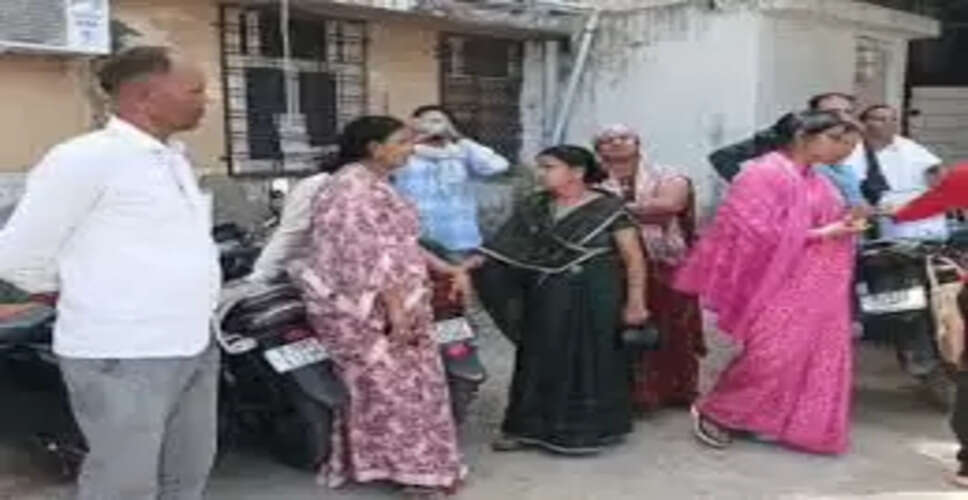 पेट दर्द की शिकायत लेकर पहुंची महिला लेक्चरर की इलाज के दौरान मौत से मचा बवाल,&nbsp;डॉक्टरों पर लगाए लापरवाही और अवैध वसूली के आरोप