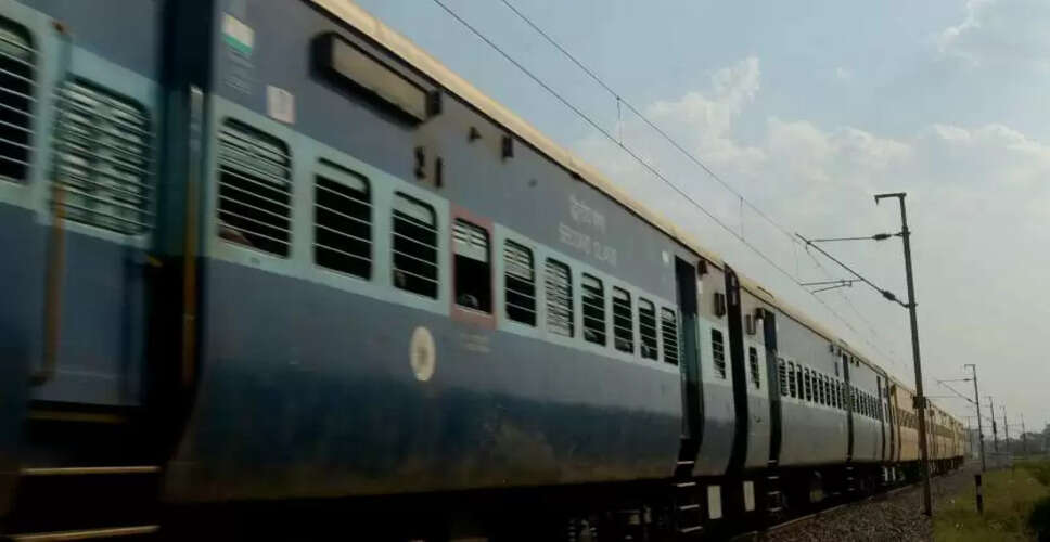 Nagaur&nbsp;पैसेंजर्स की शिकायत पर विजिलेंस ने मंडोर एक्सप्रेस में शराबी TTE को पकड़ा