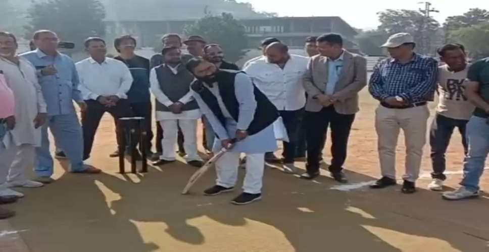 Dungarpur में स्वर्गीय करुणेश जोशी मेमोरियल क्रिकेट प्रतियोगिता का हुआ आगाज, राज्यमंत्री ने बैटिंग कर किया आगाज