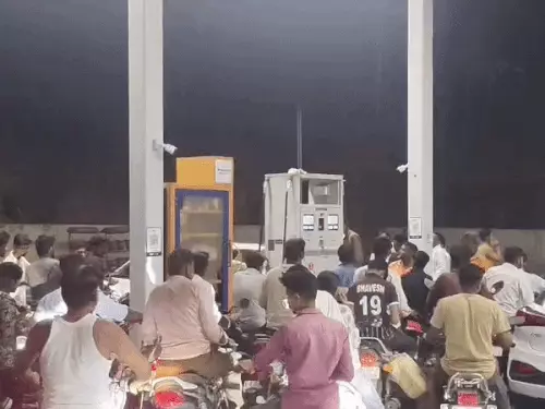 अफवाह से मचा हड़कंप, सलूंबर में पेट्रोल पंपों पर उमड़ी भीड़