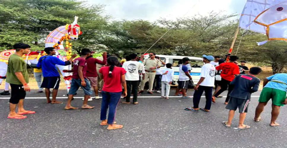 Jaisalmer सड़क दुर्घटनाओं को रोकने के लिए अभियान, परिवहन विभाग पैदल यात्रियों और ट्रैक्टर-ट्रॉलियों पर रिफ्लेक्टर टेप लगा रहा है.