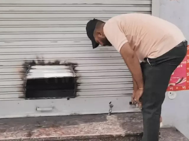 भरतपुर में गैस कटर से शटर काटकर बड़ी चोरी: मोबाइल दुकान से 200 मोबाइल और LCD टीवी ले उड़े चोर