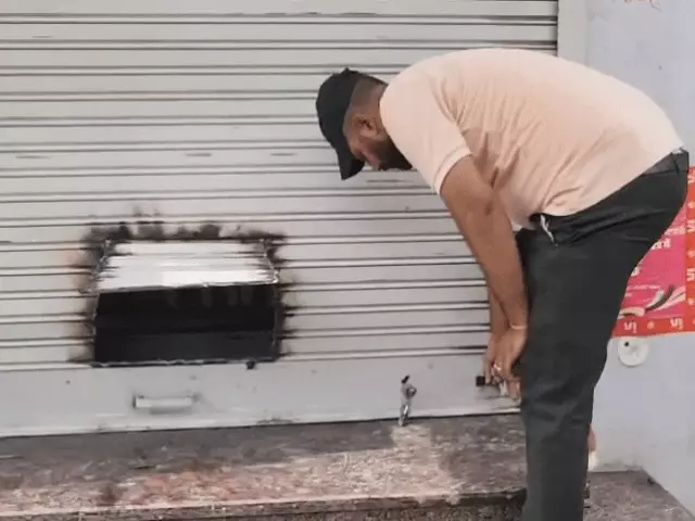 भरतपुर में गैस कटर से शटर काटकर बड़ी चोरी: मोबाइल दुकान से 200 मोबाइल और LCD टीवी ले उड़े चोर