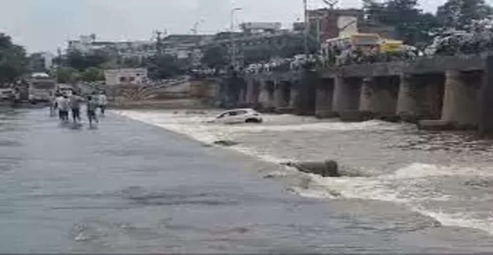 बारिश का कहर जारी, नदी-नाले उफान पर, बाइक और जीप बहने की घटनाएं