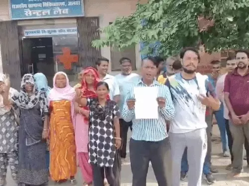 अलवर के अस्पतालों में सफाईकर्मियों की हड़ताल, समय पर सैलरी नहीं मिलने से नाराज कर्मचारी; वार्डों में फैला कचरा