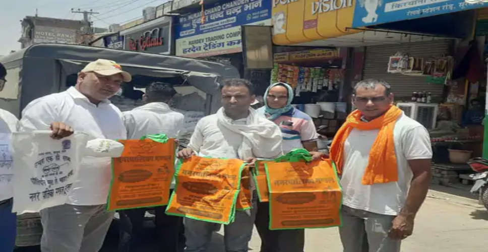 Sriganganagar नगर पालिका ने कैरी बैग बांटने का अभियान शुरू किया