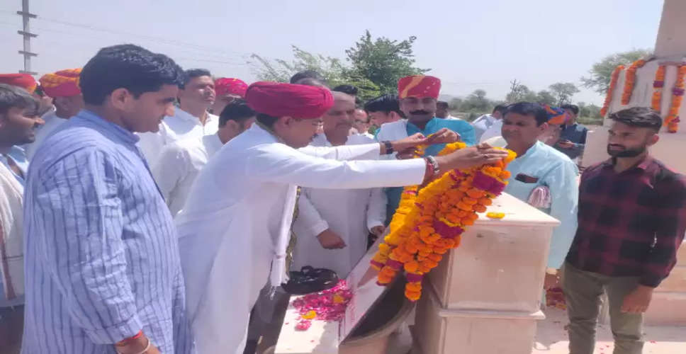 Rajasthan Big News: गुर्जर आरक्षण आंदोलन की आज 15वीं बरसी, पीलूपुरा में स्मारक स्थल पर गुर्जर समाज के लोगों ने दी शहीदों को श्रद्धांजलि