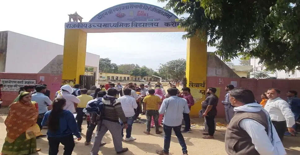 Karauli जिले के&nbsp;रोधई ग्राम पंचायत के ग्रामीणों ने किया कलेक्ट्रेट का घेराव, जानिए क्या है विरोध प्रदर्शन की वजह ?&nbsp;