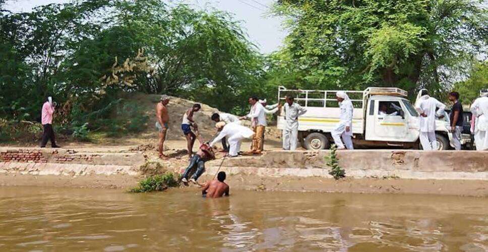 नहर में पानी-कचरे के बीच मिला युवक का शव:पहचान नहीं हुई, 2 से 3 दिन पुरानी लग रही बॉडी