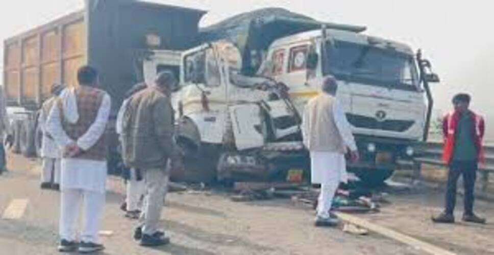 दिल्ली-मुंबई सुपर एक्सप्रेसवे पर भीषण हादसा: ट्रैवलर ट्रक से टकराई, कई यात्री घायल