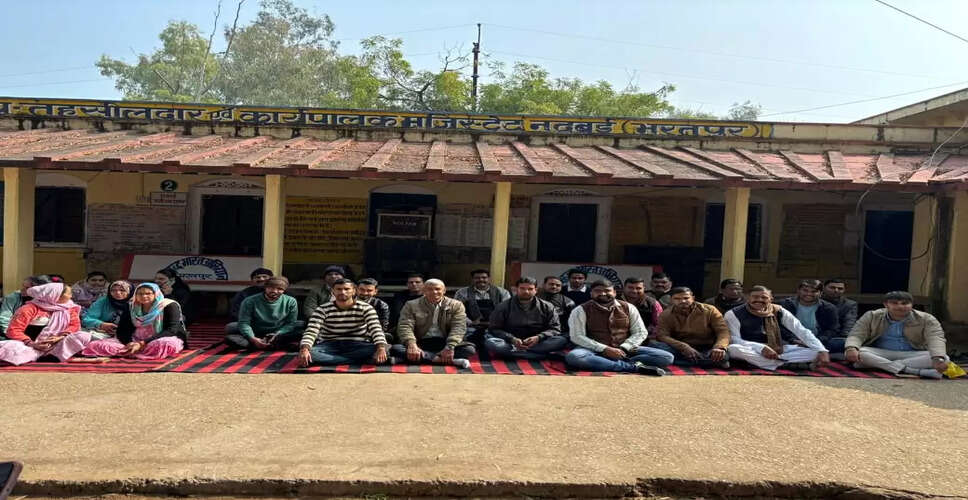 Karoli&nbsp;पटवारियों का कार्य बहिष्कार और धरना जारी, सरकारी वॉट्सऐप ग्रुप छोड़े