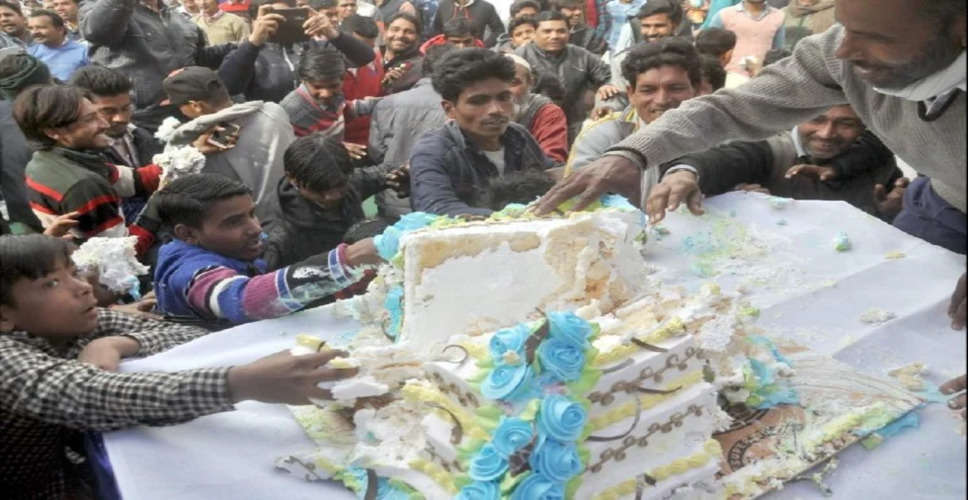 Churu नगर पालिका प्रमुख के जन्मदिन पर काटा गया पांच किलों का केक