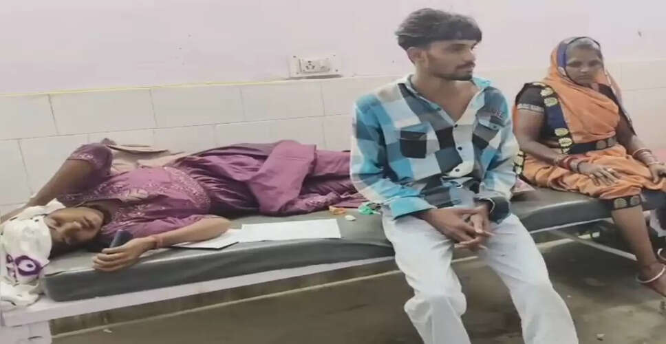 डूंगरपुर: तीजवड़ मोड़ पर ओवरलोड ऑटो पलटा, 11 लोग घायल