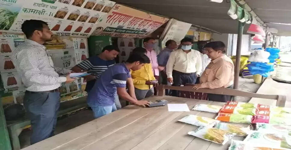 Dausa&nbsp;में पुलिस ने छापेमारी कर यूरिया की कालाबाजारी करने वालों पर मारा छापा