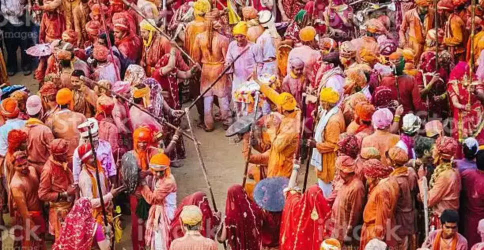 Holi 2023: होली (Holi 2023) को पुरे देश में काफी धूमधाम से मनाया जाता है, होलिका दहन के बाद जहां लोग खुशी उत्साह और उल्लास से एक-दूसरे को रंग गुलाल लगाकर खुशियों से झूमते है। राजस्थान (Rajasthan) के विभिन्न इलाकों में होली (Holi 2023) मनाने का अलग और खास अंदाज है। होली के मौके पर जानिए राज्य की होली से जुडी अनूठी परंपराओं (Bizarre Traditions) के बारे में.... 