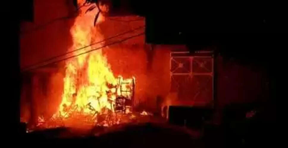 Karoli&nbsp;गोदाम में लगी आग, 12 लाख रुपए के स्कूल बैग और फर्नीचर राख