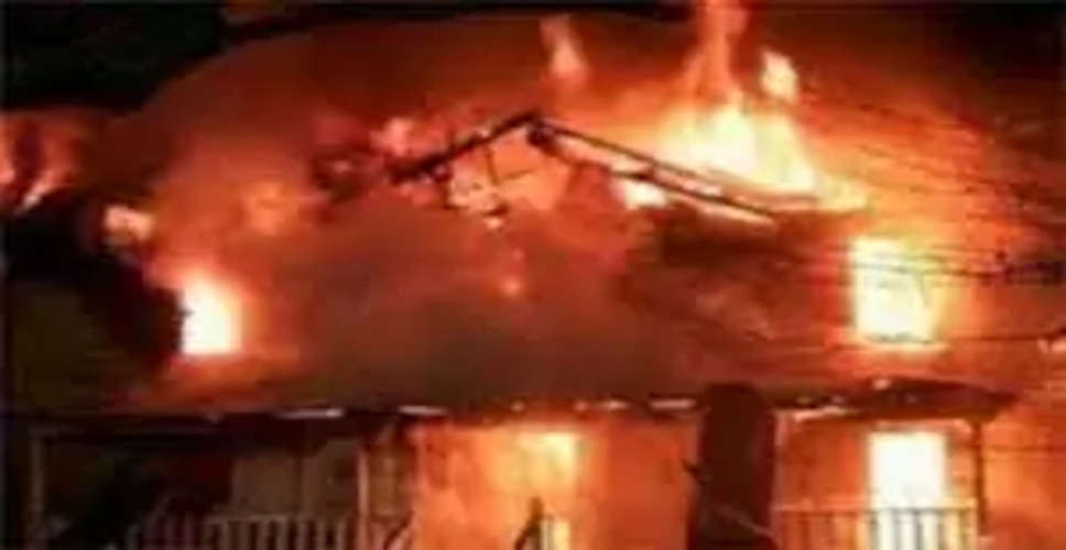 Alwar में बदमाशों ने परिवार पर किया जानलेवा हमला, घर में लगाई आग 