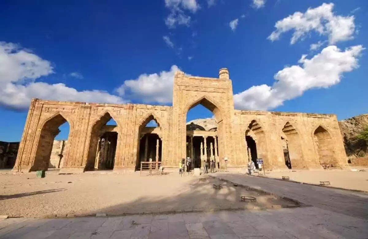 Adhai Din Ka Jhonpra: राजस्थान के साथ-साथ देश की सबसे प्राचीन मस्जिदों में शामिल 'अढ़ाई दिन का झोपड़ा' को बनाने के पीछे क्या है कहानी? आइए जानते है यहां विस्तार से